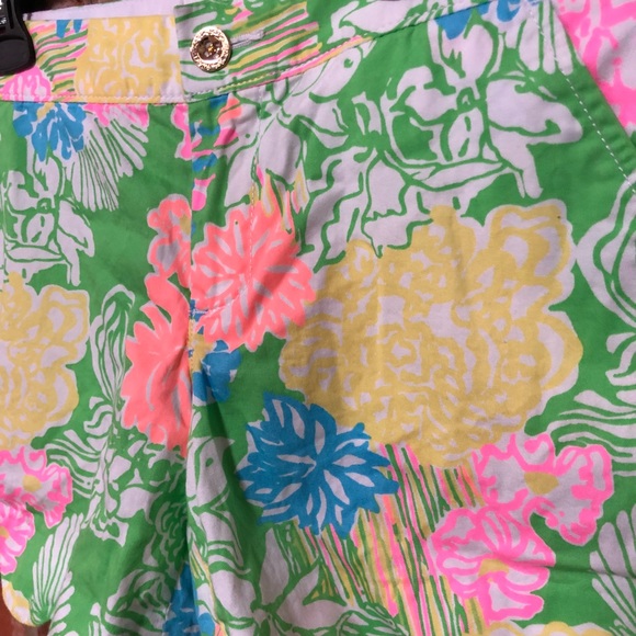 Lilly Pulitzer scalloped hem floral shorts (23) - Picture 3 of 7